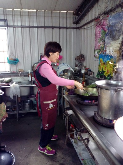 志工們為貴賓及道親準備午餐