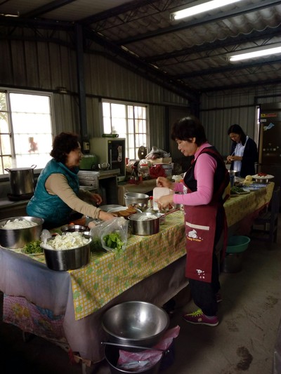 志工們為貴賓及道親準備午餐